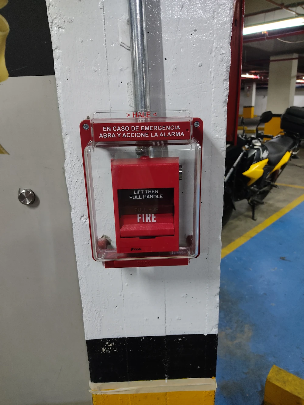 Panel de control de sistema de detección y alarma contra incendios