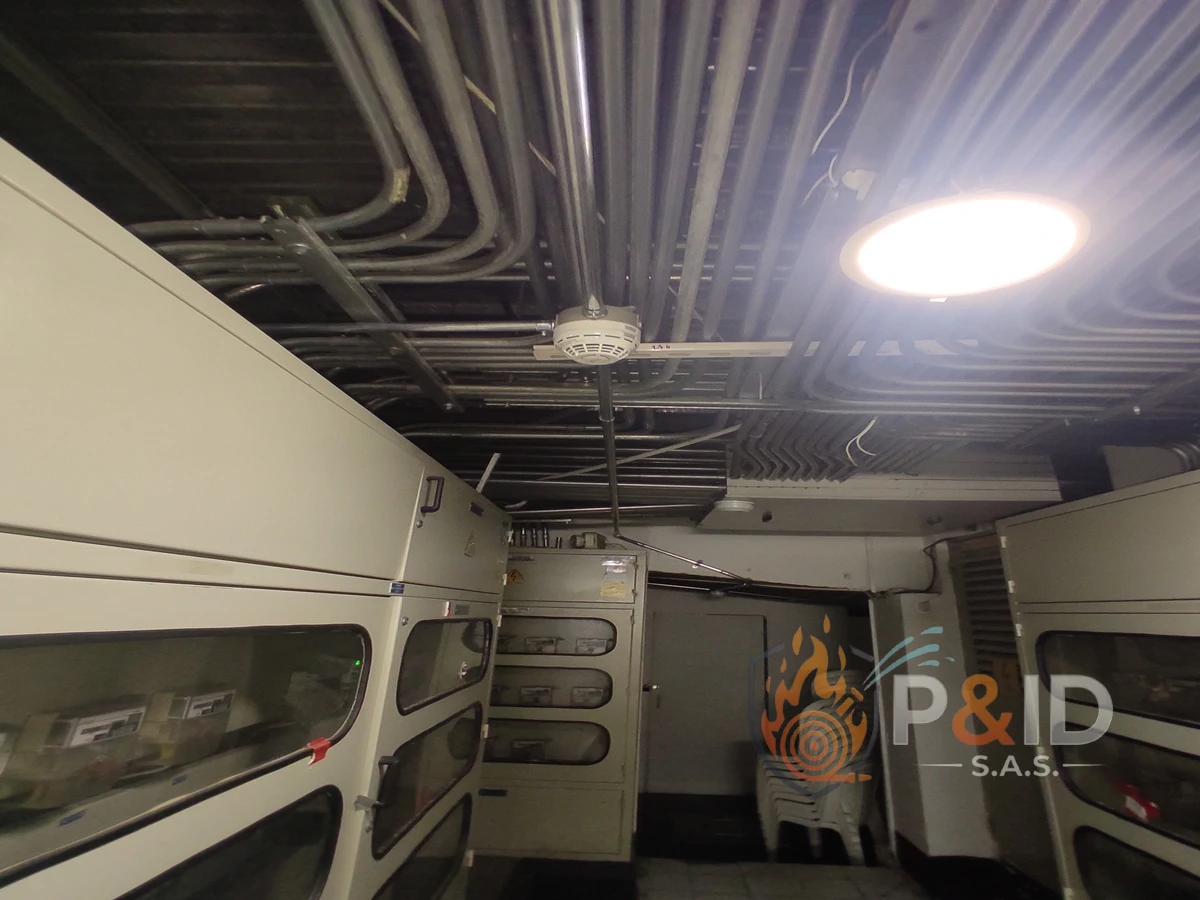 Estaciones manuales y sirenas de sistemas contra incendios