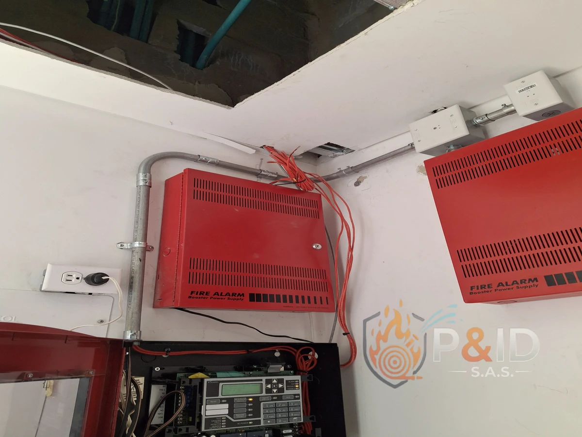 Montaje de detectores de humo y alarma en edificio de oficinas Cali Colombia