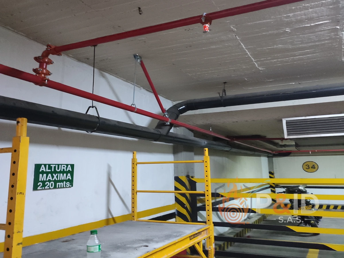 Instalación de rociadores automáticos en Centro Comercial Renovación 2000 Bogotá