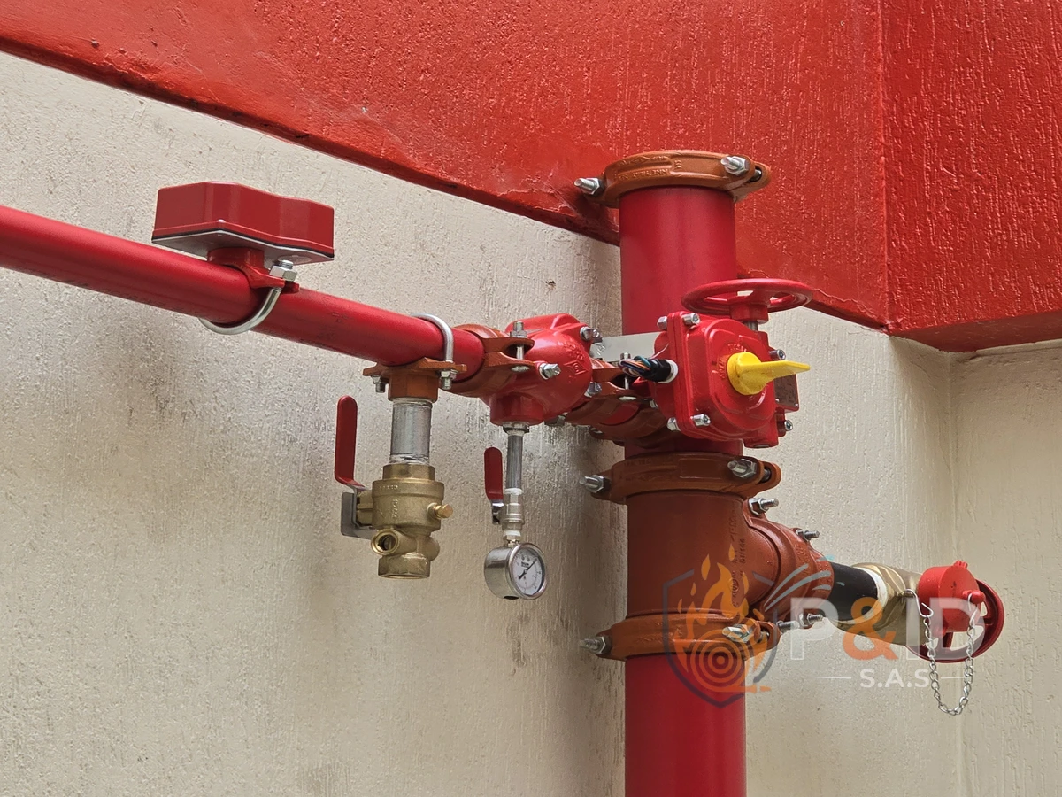 Montaje de tubería para red hidráulica contra incendios en Colombia