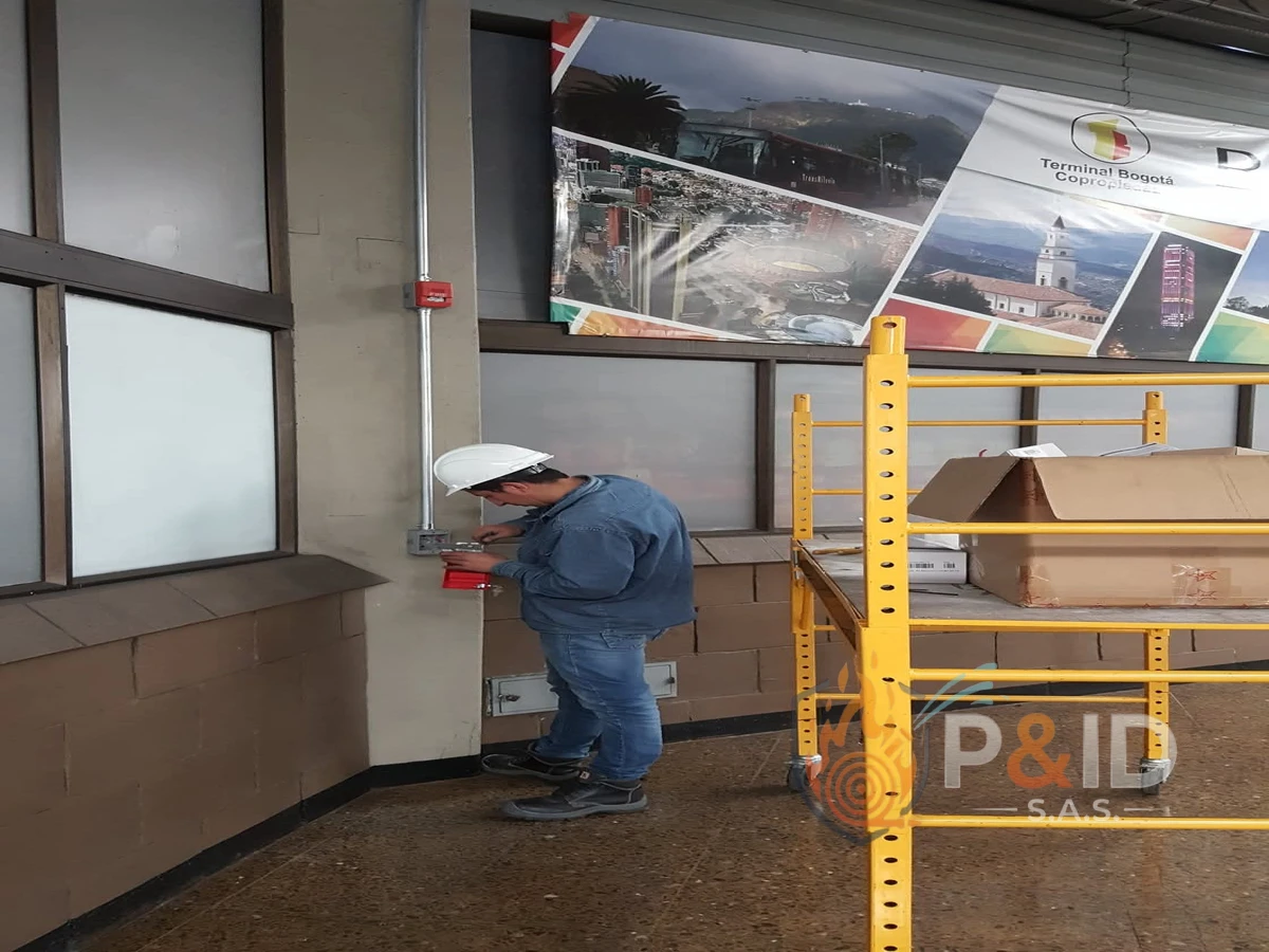Montaje de detectores de humo y sirenas en Terminal de Transporte Bogotá