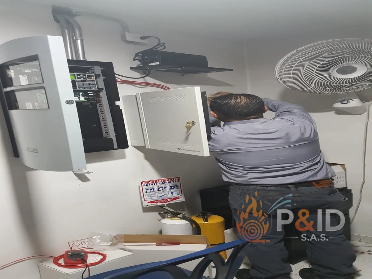 Red de detección y alarma contra incendios en terminal de transporte Colombia